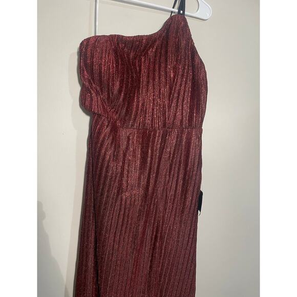 NWT Lulu’s Get To The Groove Shiny Red Pleated One Shoulder Maxi Dress - Picture 4 of 13